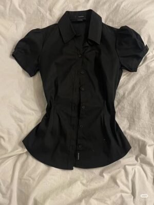 “Fitted cropped shirt”